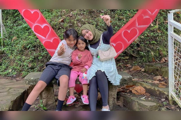 Putri Delina dan Bintang (tengah)