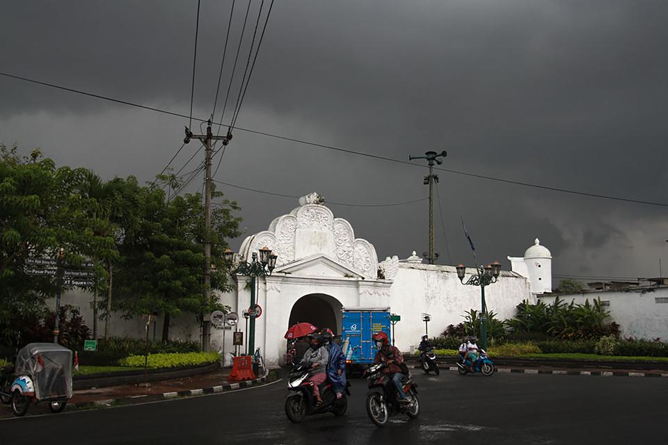 Mendung gelap terlihat dari Plengkung Nirbaya di Kraton, Yogyakarta, Rabu (8/2/2023). 