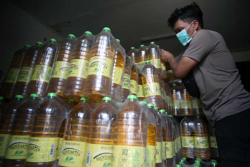 Pedagang menata minyak goreng MinyaKita kemasan botol satu liter di Pamulang, Tangerang, Selatan, Banten, Rabu (8/2/2023). 