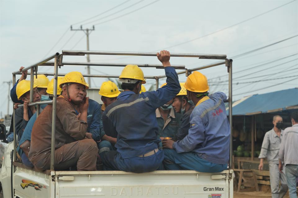 Sejumlah Tenaga Kerja Asing (TKA) naik kendaraan bak terbuka saat pulang kerja di salah satu perusahaan smelter di Kecamatan Morosi, Konawe, Sulawesi Tenggara, Rabu (8/2/2023). Dinas Tenaga Kerja Transmigrasi (Disnakertrans) Provinsi Sulawesi Tenggara men