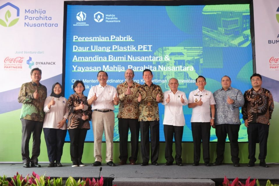 Menteri Koordinator Kemaritiman dan Investasi, Luhut Binsar Pandjaitan (keempat dari kiri), meresmikan Pabrik Daur Ulang Plastik PET Amandina Bumi Nusantara, di Bekasi, Rabu (8/2).