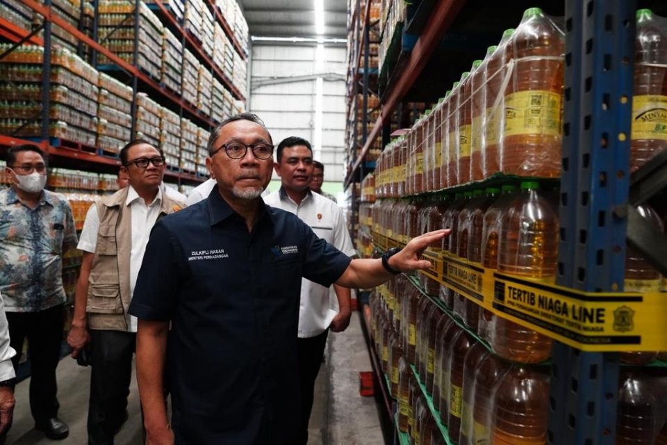 Menteri Perdagangan Zulkifli Hasan menyaksikan penyegelan Minyakita yang diduga ditimbun di gudang PT BKT, di lahan Kawasan Berikat Nusantara Marunda, Cilincing, Jakarta Utara, Selasa (8/2). 