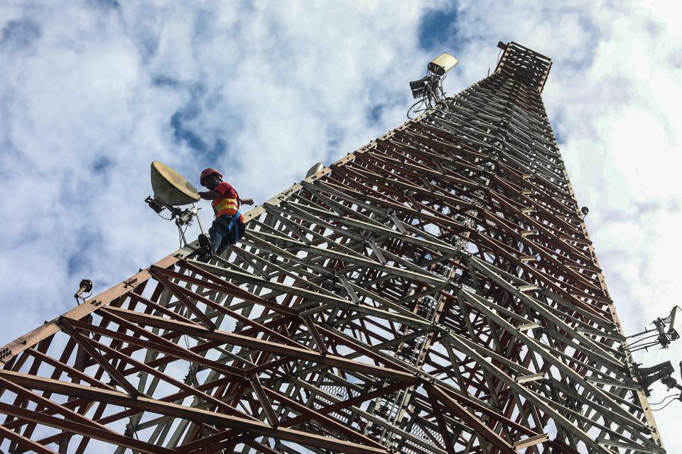 Teknisi melakukan pemeliharaan perangkat BTS 4G XL Axiata di Entikong, Kabupaten Sanggau, Kalimantan Barat, Kams (9/2/2023). Dalam setahun terakhir XL Axiatan menambah sebanyak lebih dari 1.100 BTS 4G di seluruh wilayah Kalimantan atau meningkat 42 persen