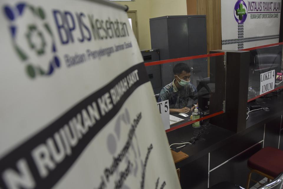 Pegawai melayani pasien peserta BPJS Kesehatan di RSUD Kabupaten Ciamis, Jawa Barat, Kamis (9/2/2023). Kementerian Kesehatan akan menghapus sistem kelas 1, 2, dan 3 bagi peserta BPJS Kesehatan dan menerapkan Kelas Rawat Inap Standar (KRIS) dalam layanan k