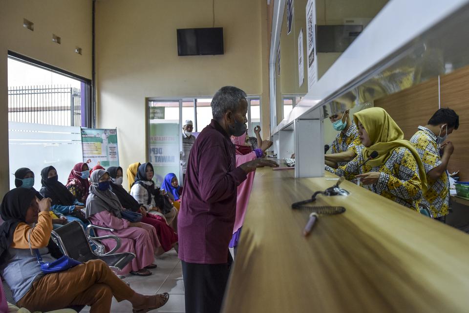 Pasien yang juga peserta BPJS Kesehatan menunggu resep obat di RSUD Kabupaten Ciamis, Jawa Barat, Kamis (9/2/2023). 