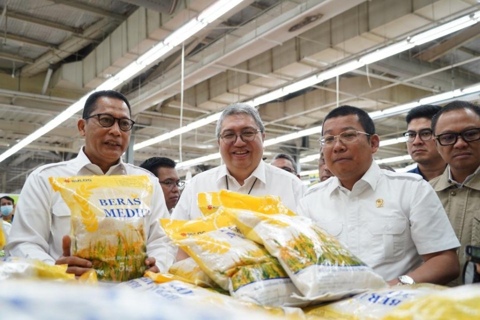 (kiri ke kanan) Dirut Perum Bulog Budi Waseso, Ketua Aprindo Roy N Mandey, dan Kepala Badan Pangan Nasional Arief Prasetyo Adi saat meninjau penjualan beras Bulog di ritel modern, Rabu (8/2).