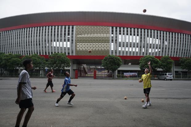 Sejumlah warga berlatih sepak takraw di komplek Stadion Manahan, Solo, Jawa Tengah, Jumat (10/2/2023). Stadion Manahan yang merupakan satu dari enam stadion yang disiapkan untuk pertandingan Piala Dunia U20 2023, saat ini ditutup sementara untuk dilakukan