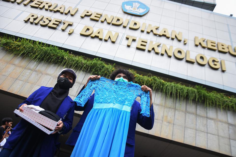 Dua mahasiswa Universitas Negeri Yogyakarta (UNY) menggelar aksi unjuk rasa dengan membawa baju dansa di depan Gedung Kemendikbudristek, Jakarta, Jumat (10/2/2023). Dalam aksinya para mahasiswa menuntut Mendikbudristek Nadiem Makarim untuk menuntaskan pol