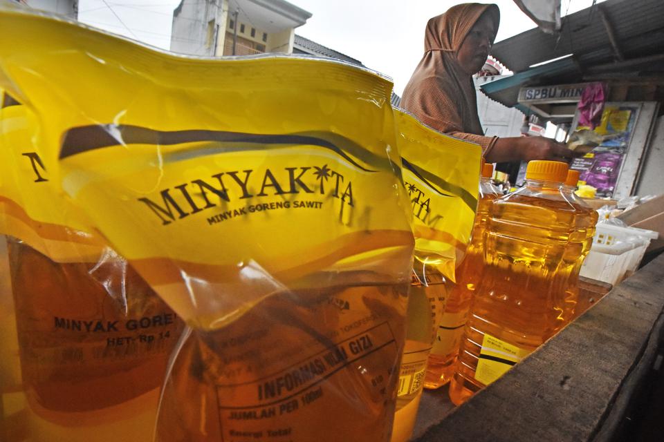 Warga membeli minyak goreng bersubsidi Minyakita di Pasar Induk Rau kota Serang, Banten, Minggu (12/2/2023). Pedagang membatasi warga maksimal hanya bisa membeli 2 liter perorang dengan harga Rp15 ribu perliter atau diatas HET yang ditetapkan pemerintah R