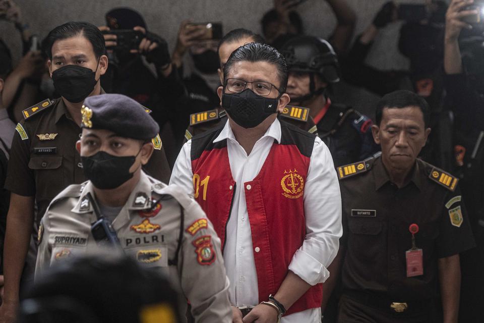 Terdakwa kasus pembunuhan berencana terhadap Brigadir Nopriansyah Yosua Hutabarat, Ferdy Sambo (tengah) tiba untuk menjalani sidang putusan di Pengadilan Negeri Jakarta Selatan, Jakarta, Senin (13/2/2023).