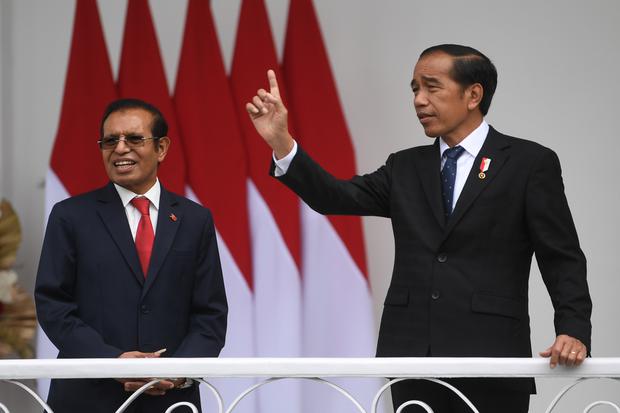 Presiden Joko Widodo (kanan) berbincang bersama Perdana Menteri Timor Leste Taur Matan Ruak (kiri) usai upacara penyambutan kunjungan kenegaraan di Istana Bogor, Jawa Barat, Senin (13/2/2023). 
