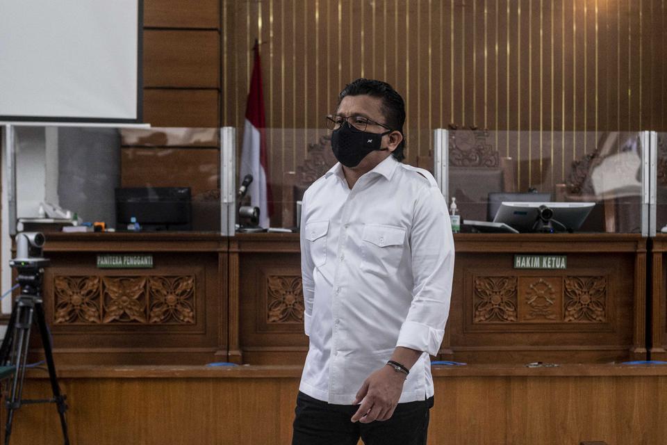 Terdakwa kasus pembunuhan berencana terhadap Brigadir Nopriansyah Yosua Hutabarat, Ferdy Sambo berjalan keluar ruangan sidang usai menjalani sidang putusan di Pengadilan Negeri Jakarta Selatan, Jakarta, Senin (13/2/2023). Dalam sidang tersebut, Majelis Ha
