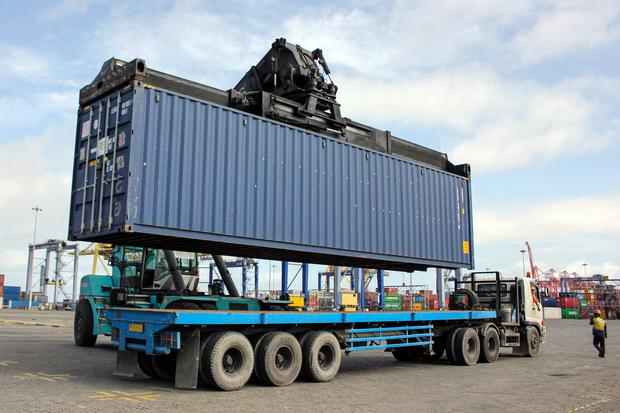 Operator alat berat memindahkan kontainer berisi logistik Kejuaraan Dunia F1 Powerboat (F1H2O) ke atas truk trailer di Pelabuhan Belawan, Medan, Sumatera Utara, Senin (13/2/2023). Sebanyak 16 kontainer yang berisi logistik Kejuaraan Dunia F1 Powerboat (F