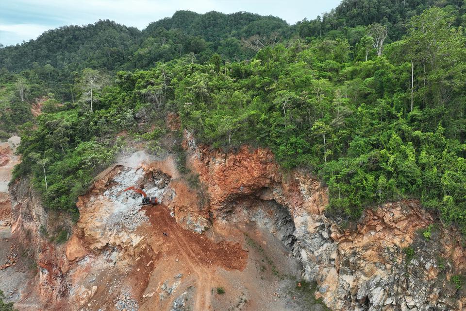 Foto udara alat berat berada di atas gunung kawasan pertambangan batu Gunung Moramo, Kecamatan Moramo Utara, Konawe Selatan, Sulawesi Tenggara, Senin (13/2/2023). Bahan baku batu di wilayah tersebut banyak diminati perusahaan smelter nikel di Indonesia se