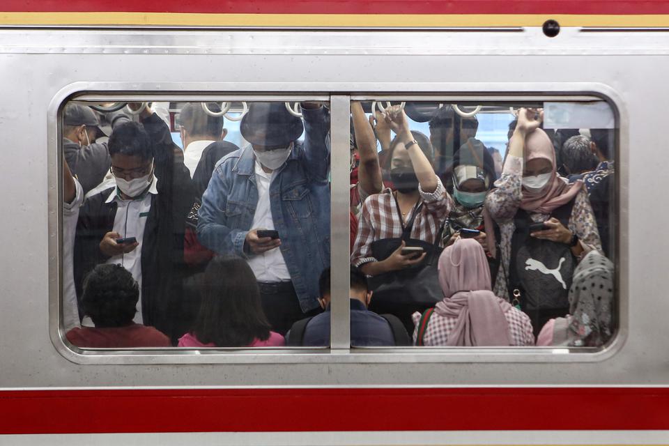 Sejumlah penumpang menunggu keberangkatan KRL di Stasiun Manggarai, Jakarta, Senin (13/2/2023). Manajemen PT KAI Commuter Indonesia (KCI) menambah sebanyak 31 pengumpan (feeder) sebagai antisipasi kepadatan penumpang transit di Stasiun Manggarai terutama 