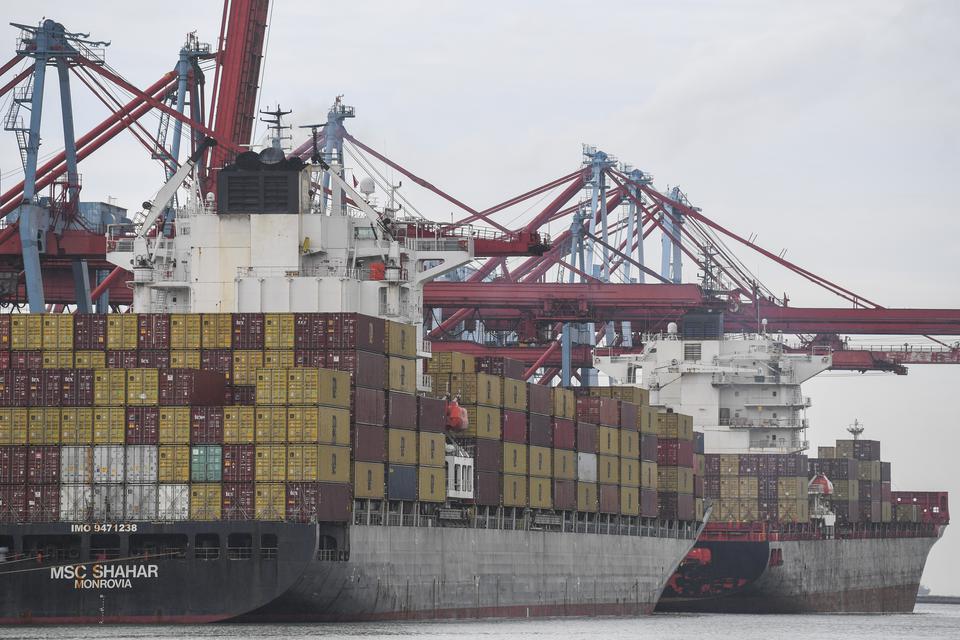 Dua buah kapal melakukan aktivitas bongkar muat di Pelabuhan Tanjung Priok, Jakarta Utara, Senin (13/2/2023). Menteri Koordinator (Menko) Bidang Perekonomian Airlangga Hartarto menyebutkan pemerintah memproyeksikan nilai ekspor pada tahun 2023 naik 12,8 p