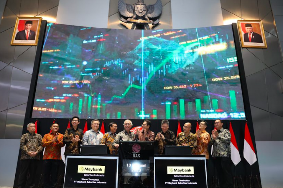 Seremoni Penerbitan Warran Terstruktur dari PT Maybank Sekuritas Indonesia di Gedung Bursa Efek Indonesia (BEI), Senin (13/2).