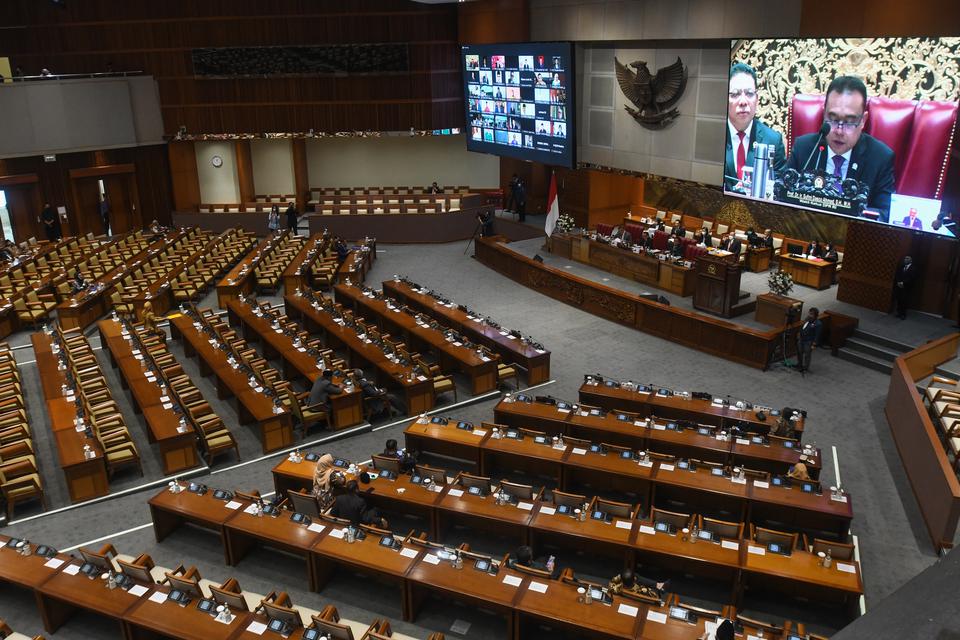 Wakil Ketua DPR Sufmi Dasco Ahmad (terlihat di layar proyektor) memimpin Sidang Paripurna DPR di kompleks Parlemen, Senayan, Jakarta, Selasa (14/2/2023). Selain menyetujui Filianingsih Hendrata menjadi Deputi Gubernur BI, Sidang Paripurna DPR juga beragen