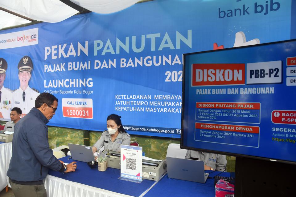 Warga membayar Pajak Bumi dan Bangunan (PBB) saat Pekan Panutan PBB di Alun-Alun Kota Bogor, Jawa Barat, Selasa (14/2/2023). 