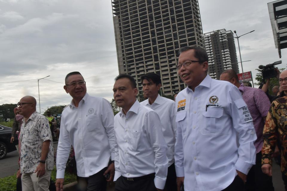 Wakil Ketua DPR RI Sufmi Dasco Ahmad (tengah) bersama sejumlah anggota DPR saat meninjau proyek apartemen Meikarta di Cikarang, Kabupaten Bekasi, Jawa Barat, Selasa (14/2/2023). Kunjungan lapangan tersebut terkait penyelesaian konflik antara Meikarta dan 