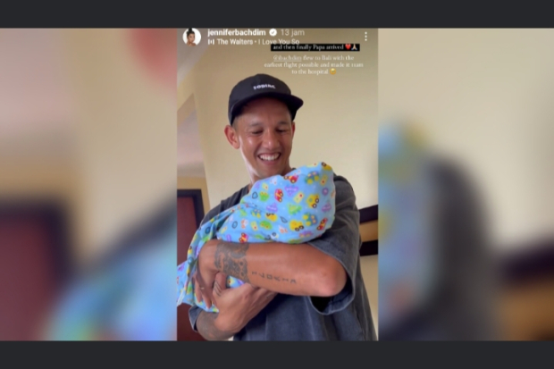 Mkmen Irfan Bachdim Gendong Kiro