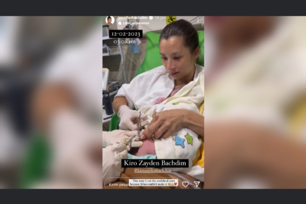 Momen Jennifer Bachdim Potong Ari-Ari Kiro