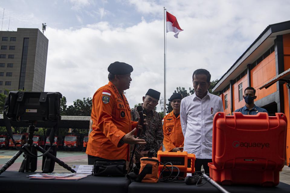 Presiden Joko Widodo (kedua kanan) didampingi Menko PMK Muhadjir Effendy (kedua kiri) mendapat penjelasan dari Kepala Basarnas Marsekal Madya TNI Henri Alfiandi (keempat kiri) tentang peralatan SAR di sela Rapat Kerja Basarnas dan FKP3 Nasional 2023 di Ka