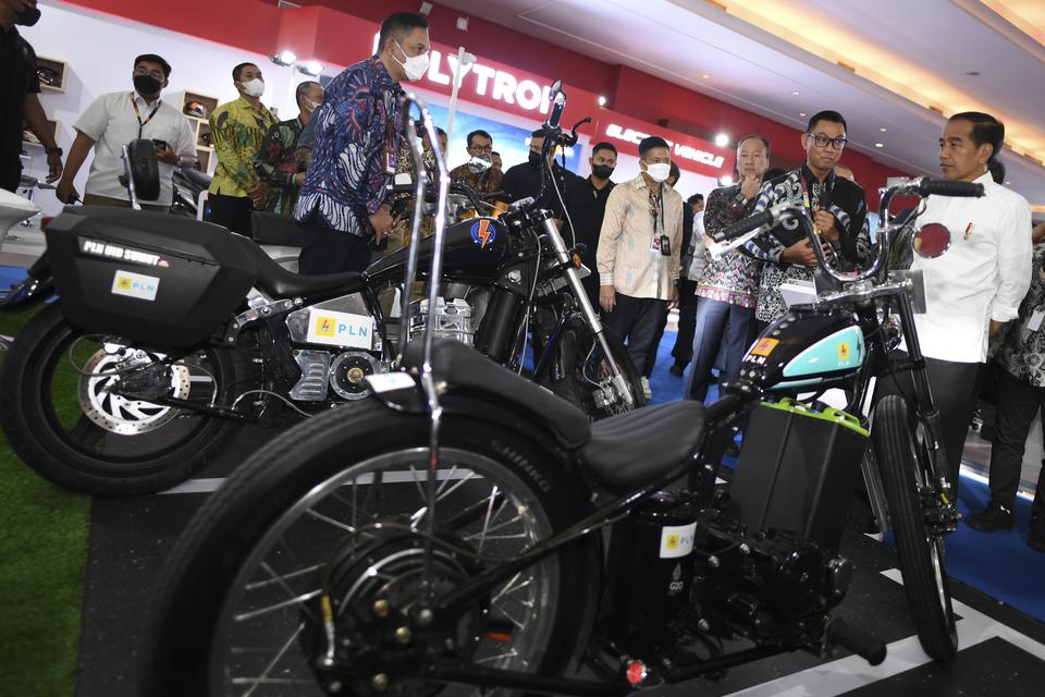 Presiden Joko Widodo (kanan) mengamati sepeda motor konversi listrik dalam pameran Indonesia International Motor Show (IIMS) 2023 di JIExpo Kemayoran, Jakarta Pusat, Kamis (16/2/2023). IIMS 2023 yang bertemakan "Bringing Opportunity for Otomotive Society
