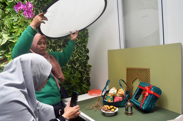 Peserta mengikuti pelatihan memotret foto produk UMKM dengan gawai di Rumah BUMN Bogor, Jawa Barat, Kamis (16/2/2023). Pelatihan secara gratis yang diikuti 45 peserta UMKM binaan Rumah BUMN Bank Mandiri Bogor tersebut bertujuan agar mereka dapat membuat f