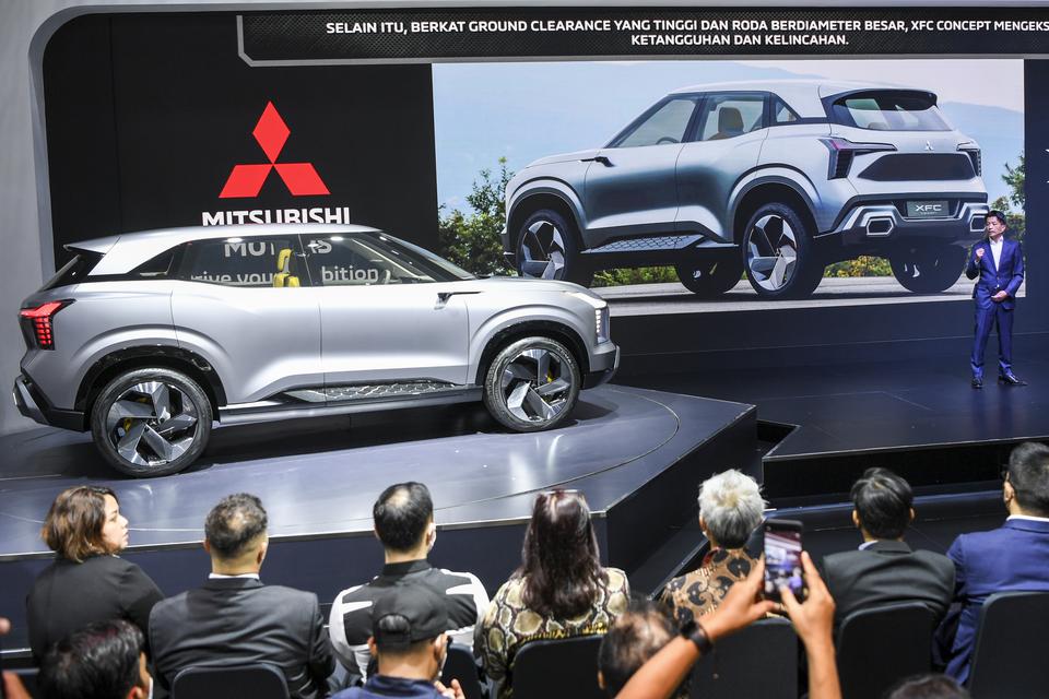 Director of Product Strategy Division PT Mitsubishi Motors Krama Yudha Sales Indonesia (MMKSI) Hikaru Mii (kanan) memberikan penjelasan fitur Mitsubishi XFC Concept saat peluncuran pada pameran Indonesia International Motor Show (IIMS) 2023 di JIExpo Kema