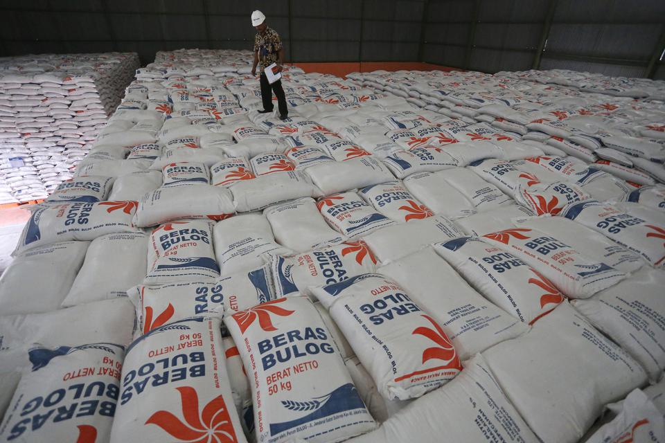 Petugas memeriksa persediaan beras di Gudang Bulog Divre Aceh, Lambaro, Aceh Besar, Aceh, Kamis (16/2/2023). Bulog Divre Aceh menyatakan persediaan beras di Provinsi Aceh sebanyak 20.000 ton, stok tersebut cukup untuk memenuhi kebutuhan menjelang Ramadhan