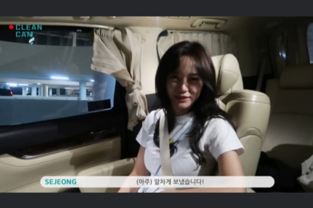 Kim Sejeong saat tiba di Indonesia
