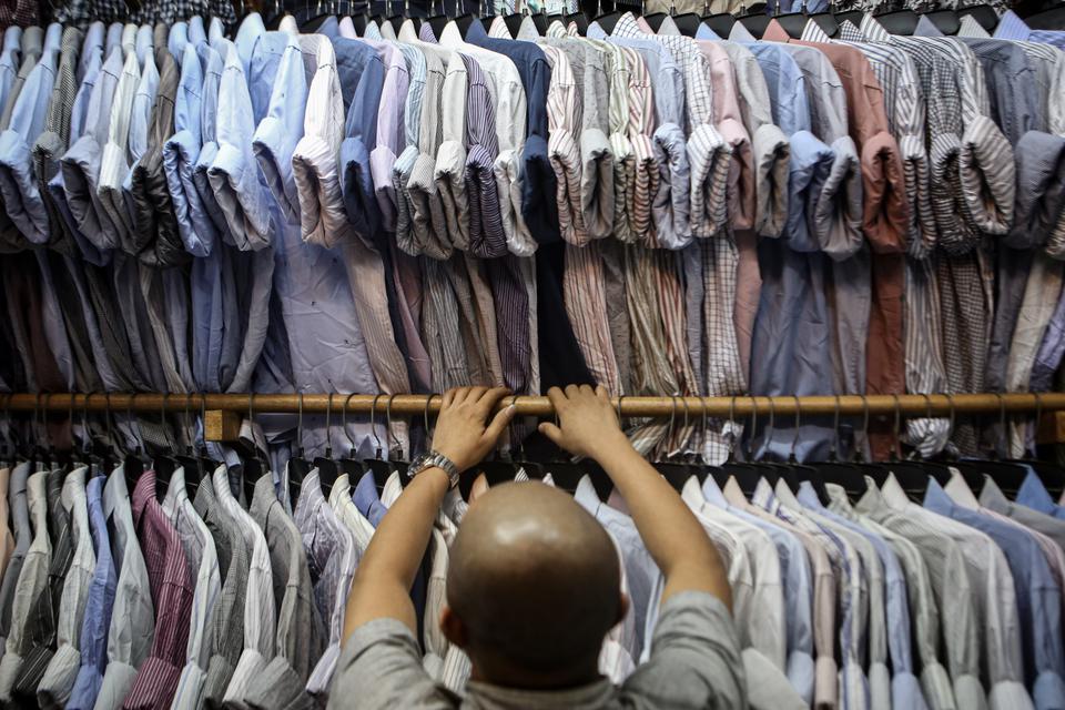 Pedagang menata pakaian impor bekas dagangannya di Pasar Senen, Jakarta, Jumat (17/2).