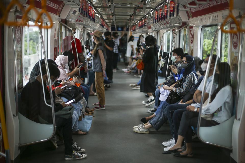Penumpang berada di dalam rangkaian MRT, Jakarta, Sabtu (18/2/2023). Direktorat Jenderal (Ditjen) Perkeretaapian Kementerian Perhubungan menetapkan MRT Jakarta beserta fasilitas pendukungnya sebagai objek vital transportasi bidang perkeretaapian.