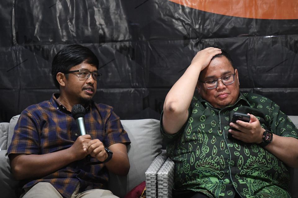 Komisioner KPU Idham Kholik (kiri) didampingi Ketua Bawaslu Rahmat Bagja (kanan) saat memberikan paparan dalam diskusi menjelang penyelenggaraan Pemilu 2024 di Jakarta, Minggu (19/2/2023). 