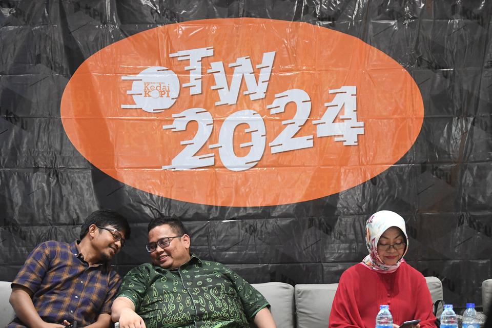 Komisioner KPU Idham Kholik (kiri) berbincang dengan Ketua Bawaslu Rahmat Bagja (tengah) dan Pengamat Politik Siti Zuhro dalam diskusi menjelang penyelenggaraan Pemilu 2024 di Jakarta, Minggu (19/2/2023). 