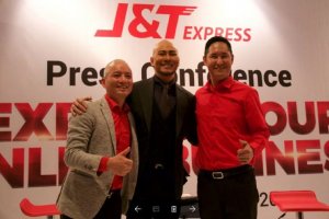Pendiri J&T Express Jet Lee, Brand Ambassador J&T Express Deddy Corbuzier, CEO J&T Express Indonesia Robin Lo