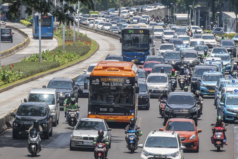 Bus listrik melintas di kawasan Jalan Sudirman-MH Thamrin, Jakarta, Senin (20/2/2023). 