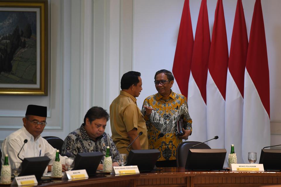 Menko Polhukam Mahfud MD (kanan), Mendagri Tito Karnavian (kedua kanan), Menko Perekonomian Airlangga Hartarto (kedua kiri) dan Menko PMK Muhadjir Effendy menunggu dimulainya rapat terbatas di Kantor Presiden, Jakarta, Senin (20/2/2023). 