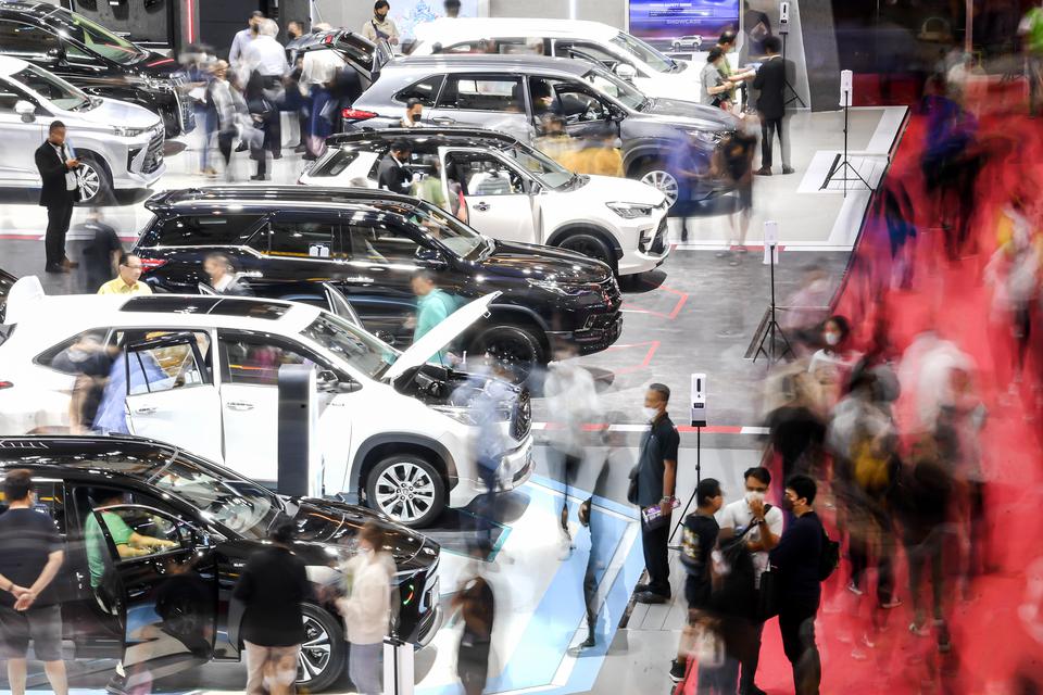 Pengunjung mengamati mobil yang dipamerkan pada pameran Indonesia Internasional Motor Show (IIMS) di JIExpo Kemayoran, Jakarta, Senin (20/2/2023). Berdasarkan data Gabungan Industri Kendaraan Bermotor Indonesia (Gaikindo), per Januari 2023 tercatat sebany