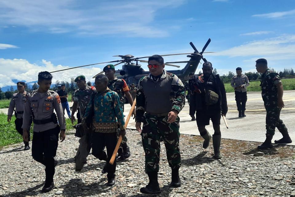 Anggota TNI-Polri yang tergabung dalam Satgas Operasi Damai Cartenz mengevakuasi sejumlah warga Kampung Alama Nduga, Nduga, Papua Pegunungan, dengan menggunakan helikopter saat tiba di Bandara Timika, Papua Tengah, Papua, Senin (20/02/2023). Sedikitnya 18