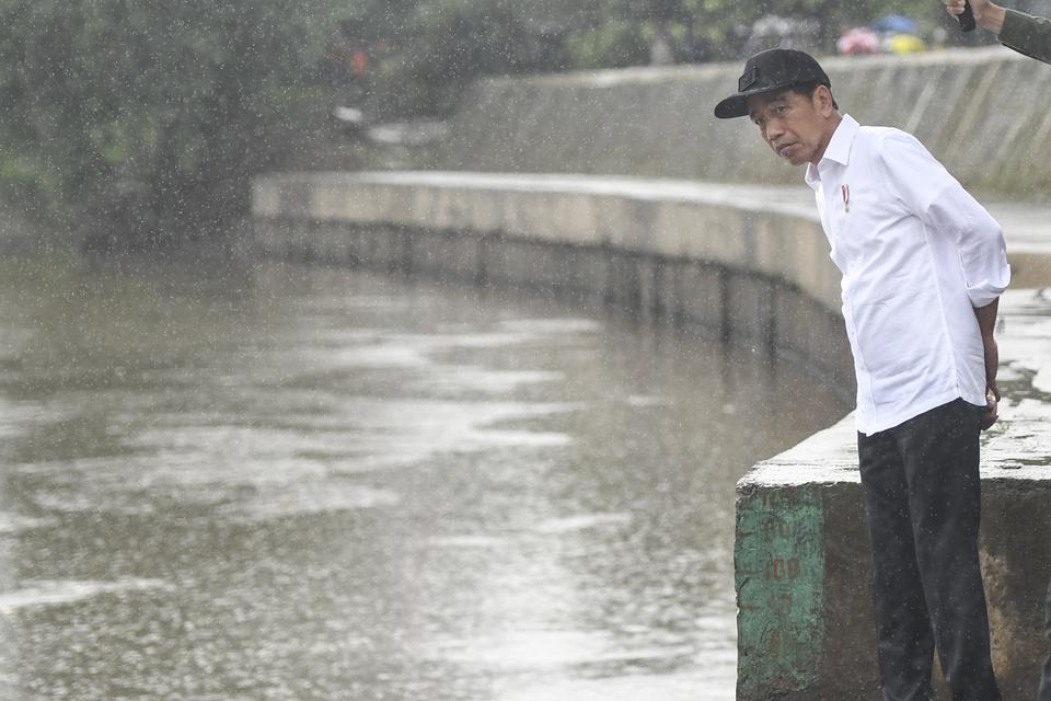 Presiden Joko Widodo meninjau lokasi normalisasi Kali Ciliwung di Cikoko, Jakarta, Selasa (21/2/2023). Proyek normalisasi Kali Ciliwung untuk mengurangi banjir di Jakarta itu tersisa 17 kilometer dan diperkiran selesai pada akhir 2024.