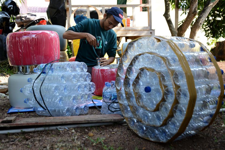 Perajin menyelesaikan pembuatan kursi sofa dari daur ulang sampah botol plastik di Rumah Industri Sobotik, Desa Lampaseh, Banda Aceh, Aceh, Selasa (21/2/2023). Produk furnitur kusri sofa berbahan baku dari sampah botol plastik bekas itu dijual dengan harg
