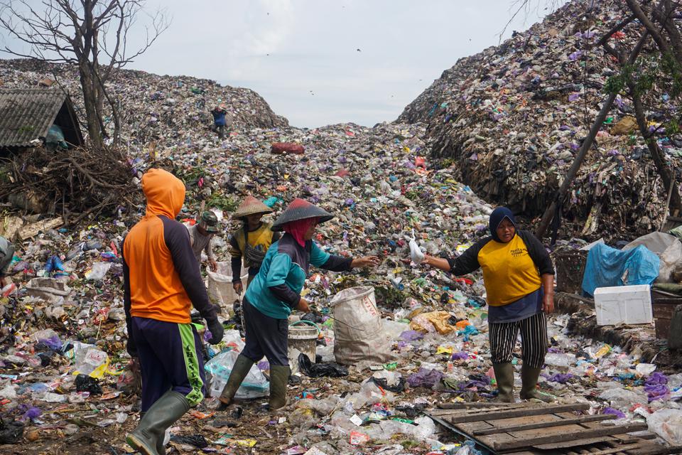 Sejumlah pekerja memilah sampah di Tempat Pembuangan Akhir (TPA) Degayu, Pekalongan, Jawa Tengah, Selasa (21/2/2023). Berdasarkan data Sistem Informasi Pengelolaan Sampah Nasional (SIPSN) tahun 2022, timbulan sampah di Indonesia sebanyak 18,30 juta ton pe