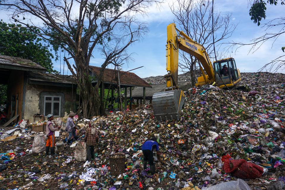 Sejumlah pekerja memilah sampah di Tempat Pembuangan Akhir (TPA) Degayu, Pekalongan, Jawa Tengah, Selasa (21/2/2023). Berdasarkan data Sistem Informasi Pengelolaan Sampah Nasional (SIPSN) tahun 2022, timbulan sampah di Indonesia sebanyak 18,30 juta ton pe