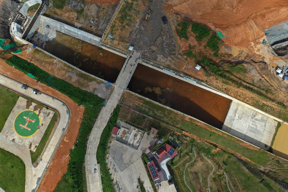 Foto udara suasana pembangunan Bendungan Sepaku Semoi, di Kabupaten Penajam Paser Utara, Kalimantan Timur, Selasa (21/2/2023). 