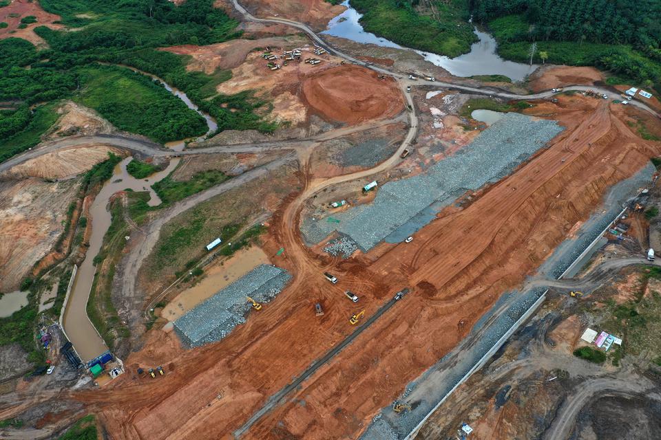 Foto udara suasana pembangunan Bendungan Sepaku Semoi, di Kabupaten Penajam Paser Utara, Kalimantan Timur, Selasa (21/2/2023). Menurut Kasatgas Pembangunan Bendungan Sepaku Semoi Zulyadi, progres bendungan per 21 Februari 2023 telah mencapai 84,4 persen d
