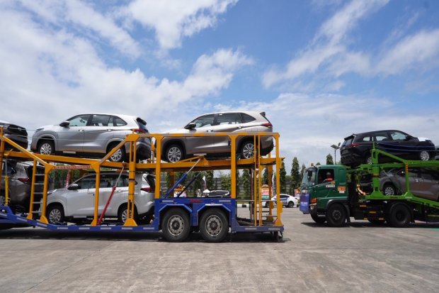 Ekspor Perdana Kendaraan Elektrifikasi Toyota Kijang Innova Zenix Hybrid