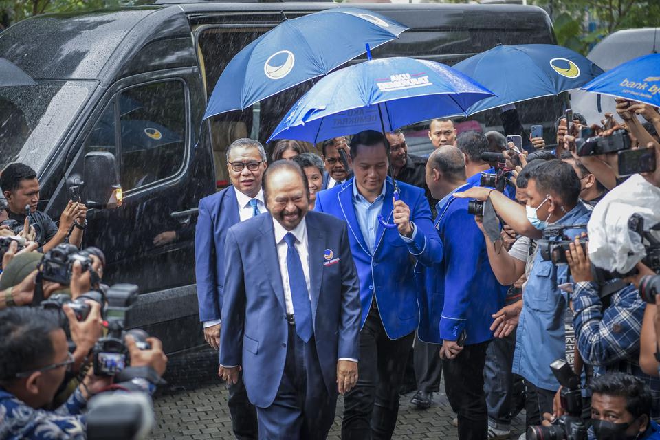 Ketua Umum Partai Demokrat Agus Harimurti Yudhoyono (kanani) menyambut kedatangan Ketua Umum Partai NasDem Surya Paloh (tengah) saat tiba di kantor DPP Partai Demokrat, Jakarta, Rabu (22/02/2023). 