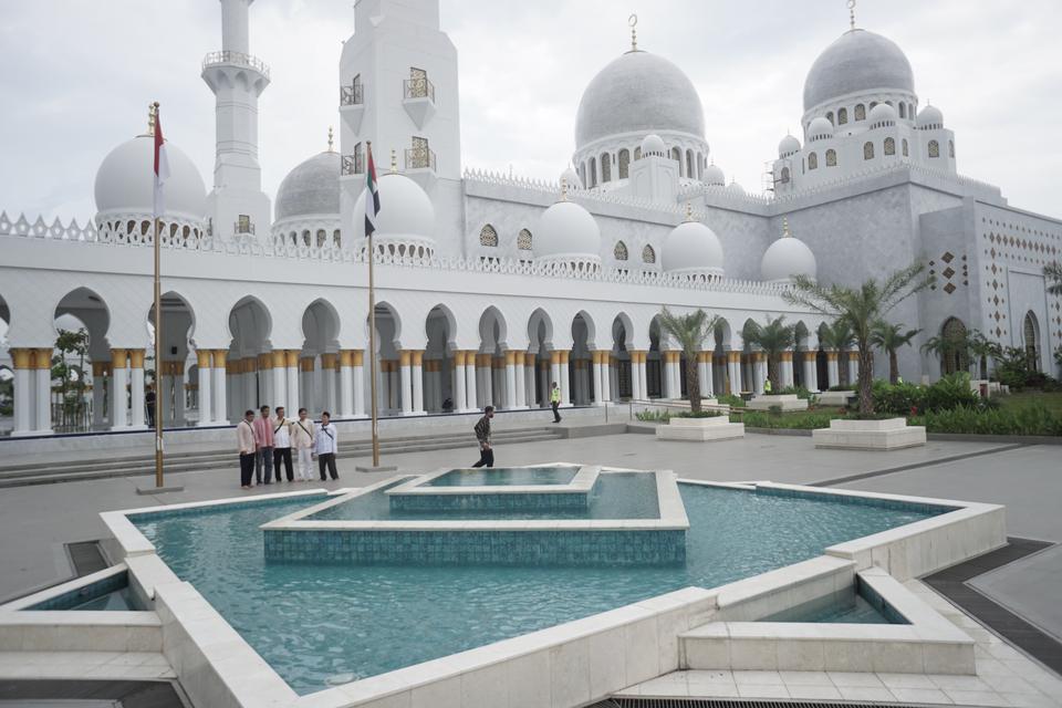 Pengunjung berdiri di depan Masjid Raya Sheikh Zayed, Solo, Jawa Tengah, Rabu (22/2/2023). Masjid tersebut merupakan hadiah dari Presiden Uni Emirat Arab (UEA) Mohamed Bin Zayed Al-Nahyan kepada Presiden Joko Widodo dan diharapkan menjadi salah satu desti